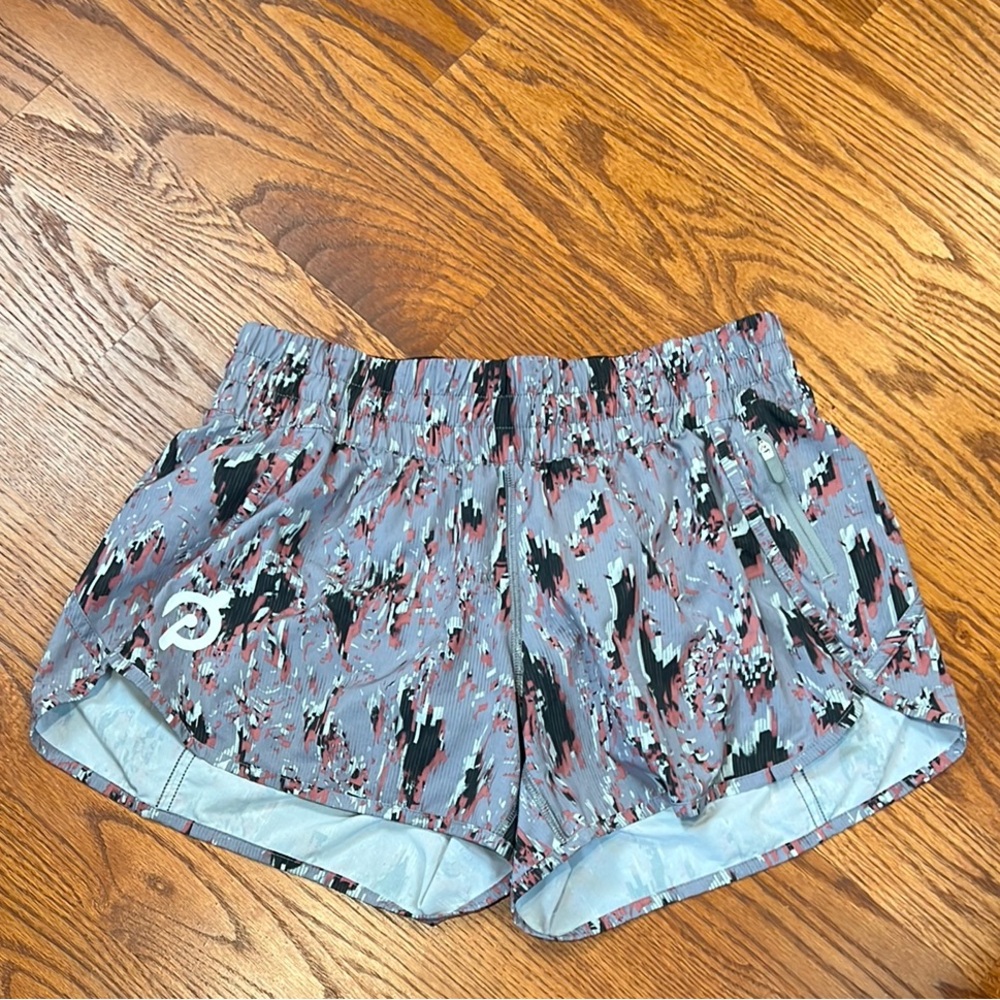 Lululemon Tracker Short 4” Peloton Branded - Floral Flux Pattern - SZ 10
